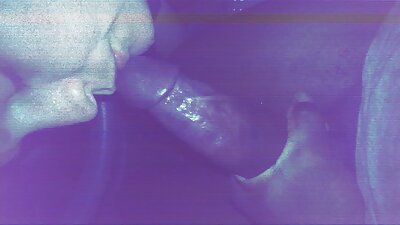 Įdegusi MILF labai džiaugiasi galėdama pabalnoti didelį gaidį su užpakaliu ir juo joti