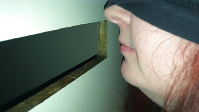 Aptempto kūno blondinė sėdi ant didelės kietos erekcijos