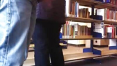 Šviesiaplaukė laižo didelį penį, o pati laižo