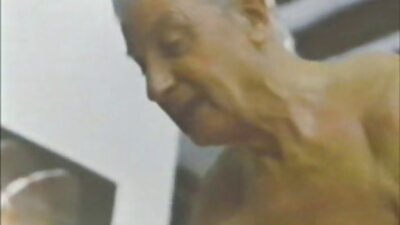 Stulbinanti subrendusi moteris čiulpia jauną gaidį ir būna kupra