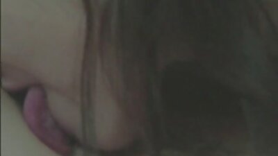 25 metų brunetė įsuka didelį penį į siaurą užpakalį