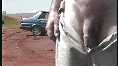 Plaukuotas pūlingas jauniklis užsiima analiniu seksu prieš kamerą