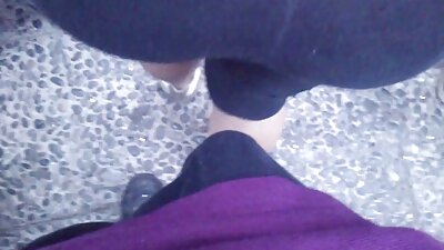 Karšta kalytė, mėgstanti vakarėlius, rankoje laiko didelį kotą