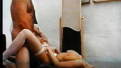 Graži moteris, turinti seksualų kūną, kiša rankas į savo šipulį