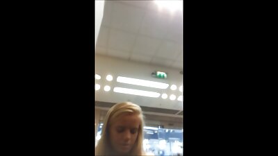 Dvi ponios demonstruoja vaikinui gerą laiką atmerkdamos kojas