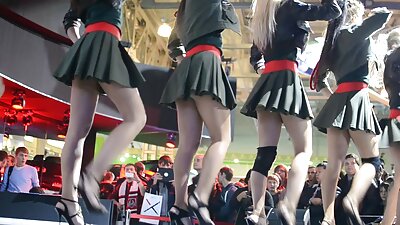 Nesustabdomas patinas įeina į siaurą gražios blondinės užpakalį