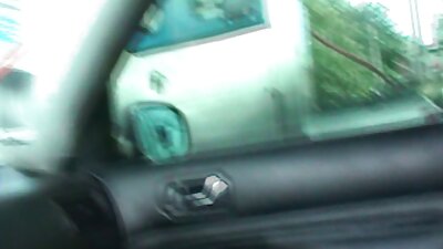 Šviesiaplaukė natūraliais papais įsikiša didelį sekso žaislą į savo pūlingą
